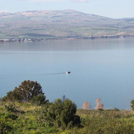 נוף הארבל עם חלון לכינרת Daire Migdal Dış mekan fotoğraf