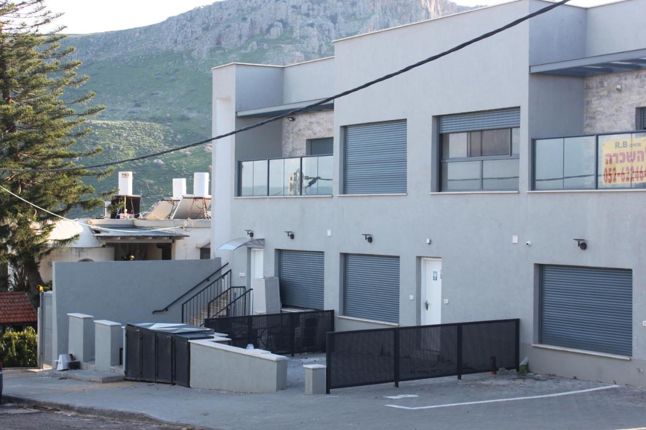 נוף הארבל עם חלון לכינרת Daire Migdal Dış mekan fotoğraf