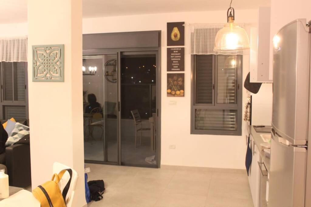 נוף הארבל עם חלון לכינרת Daire Migdal Dış mekan fotoğraf