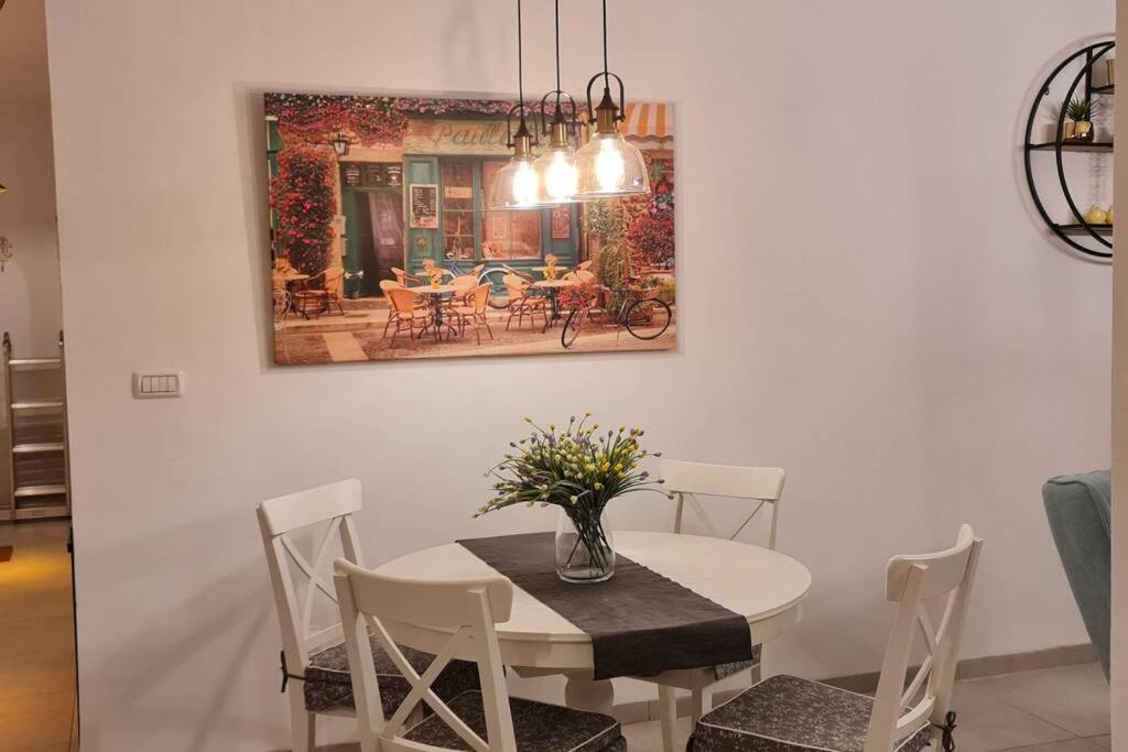 נוף הארבל עם חלון לכינרת Daire Migdal Dış mekan fotoğraf