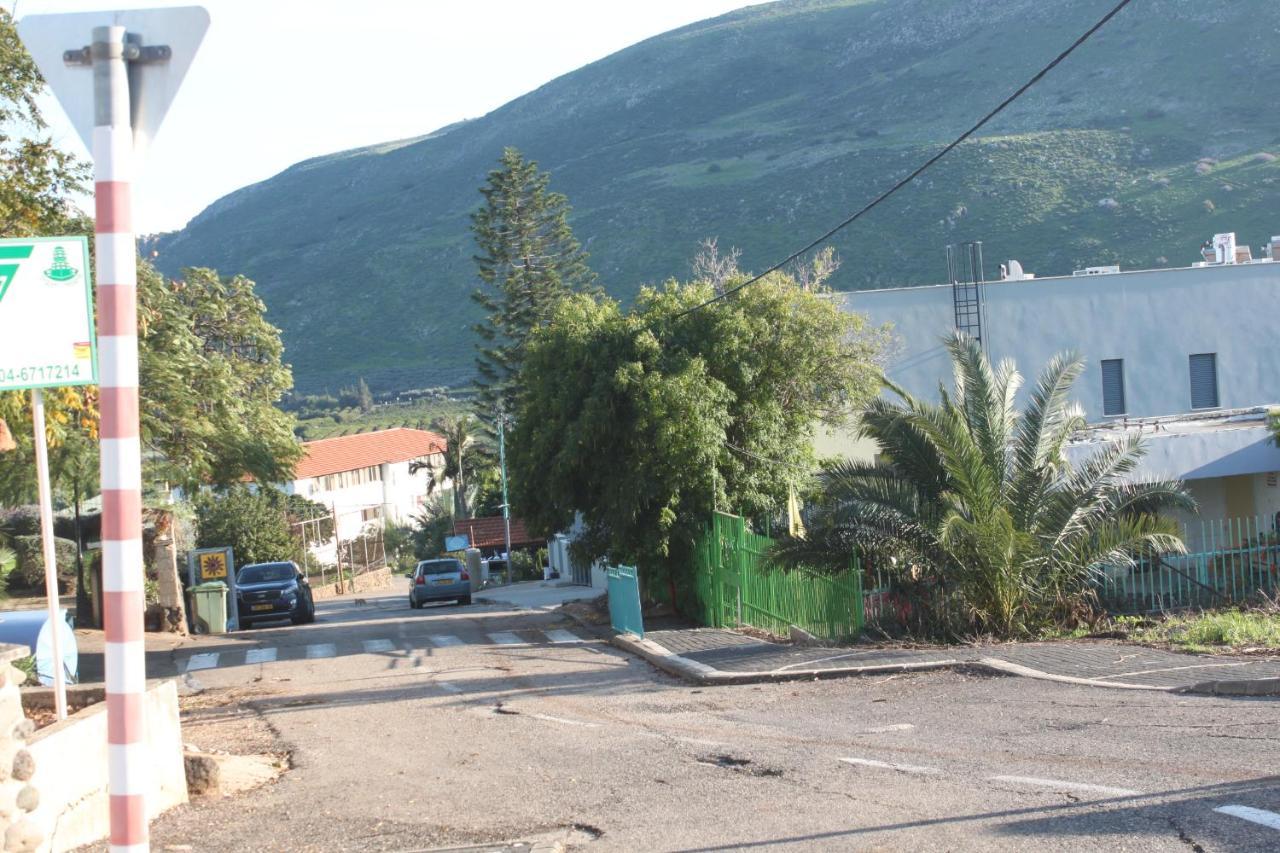 נוף הארבל עם חלון לכינרת Daire Migdal Dış mekan fotoğraf
